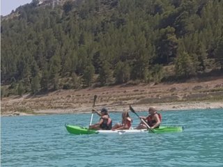 Vista panorámica del embalse de Guadalest desde un kayak, con el cielo reflejado en el agua