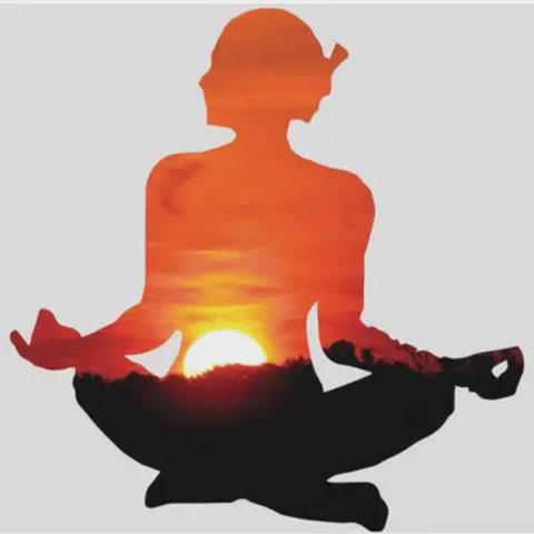 Grupo reducido en postura de yoga sobre la tierra junto al embalse al atardecer